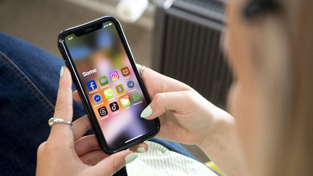 Suomalaisista hieman yli joka kolmas kokee, että puhelimen ääreltä on vaikea irrottautua.