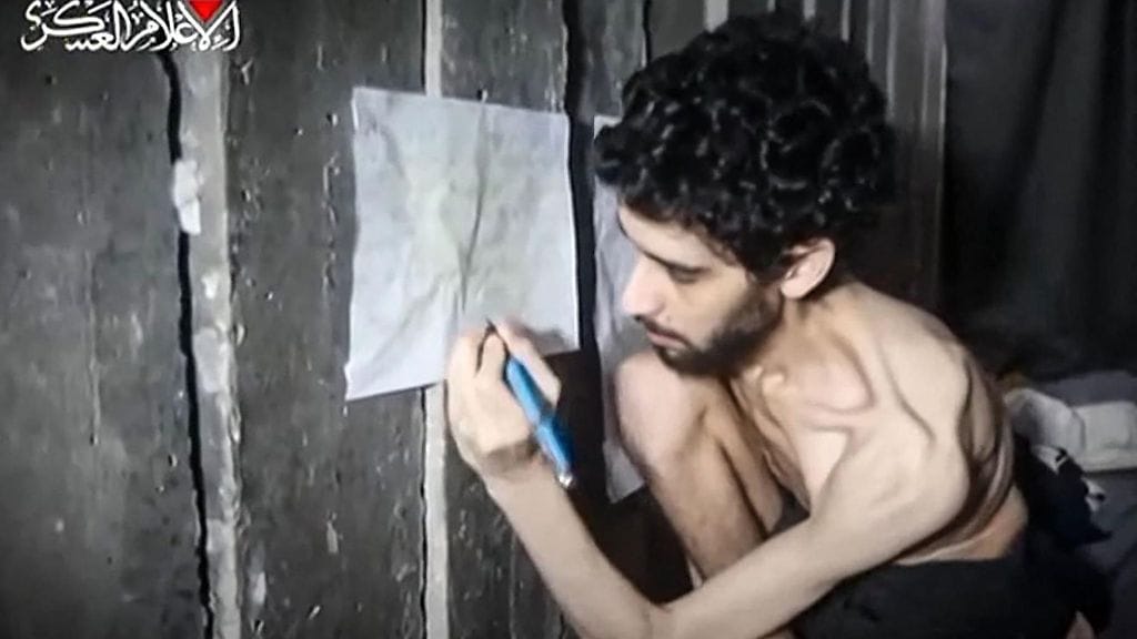 Hamasin ja sen liittolaisjärjestö Islamilaisen jihadin julkaisemilla videoilla kuvataan kahta israelilaista panttivankia, jotka ovat hyvin laihassa kunnossa. Kuvankaappaus videosta.