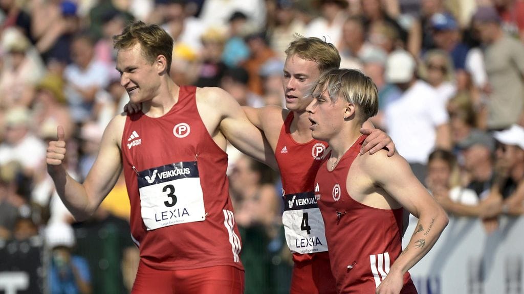 SM-kultaa voittanut Antti Sainio (oik.), hopeamitalisti Jere Haapalainen (kesk.) ja pronssimitalisti Jaakko Linnus miesten 400 metrin aitajuoksun finaalissa Kalevan kisoissa.