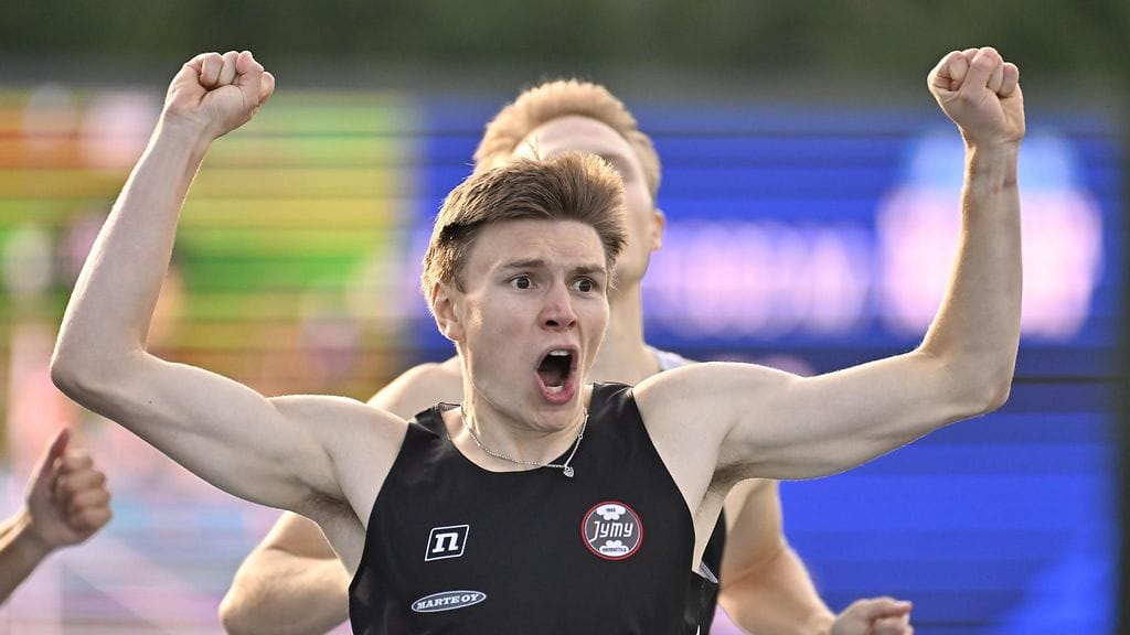 Joonas Kumpulainen ehti jo tuulettaa voittoaan ja osallistua mediahaastatteluihin ennen kuin tieto hylkäyksestä tavoitti 19-vuotiaan juoksijalupauksen.