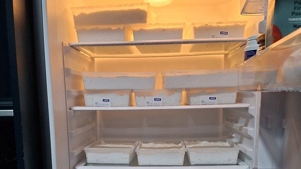 Tullin takavarikoimaa saostettua amfetamiinia epäiltyjen vuokraaman lomakiinteistön jääkaapissa.