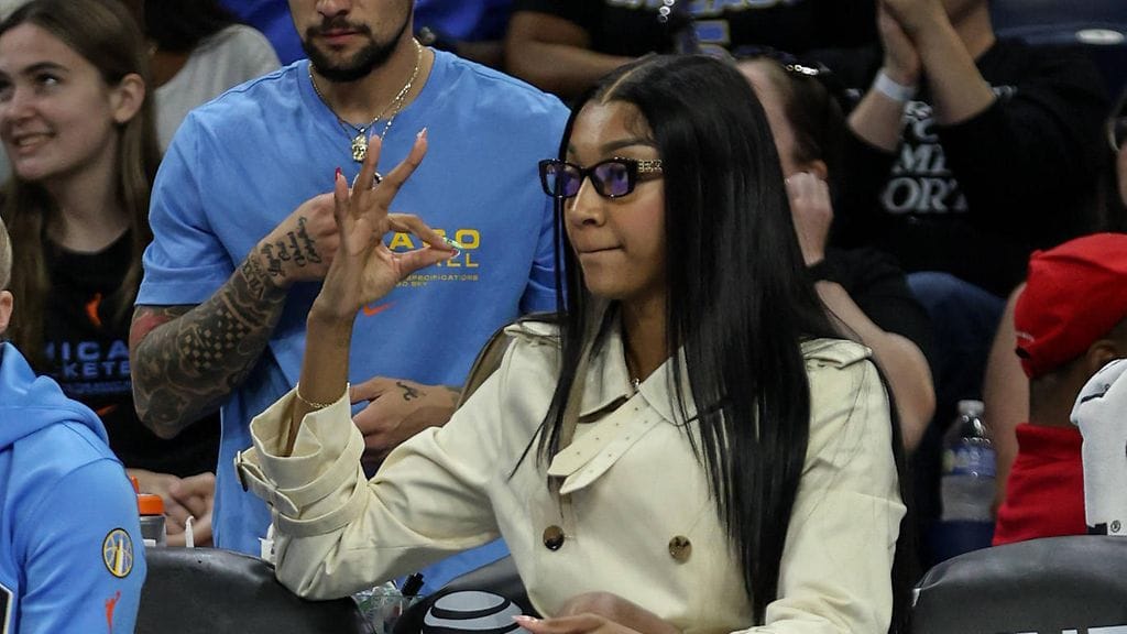 Chicago Skyn Angel Reese oli selkävamman vuoksi sivussa Golden State Valkyriesia vastaan mutta näki dildoepisodin paikan päällä.