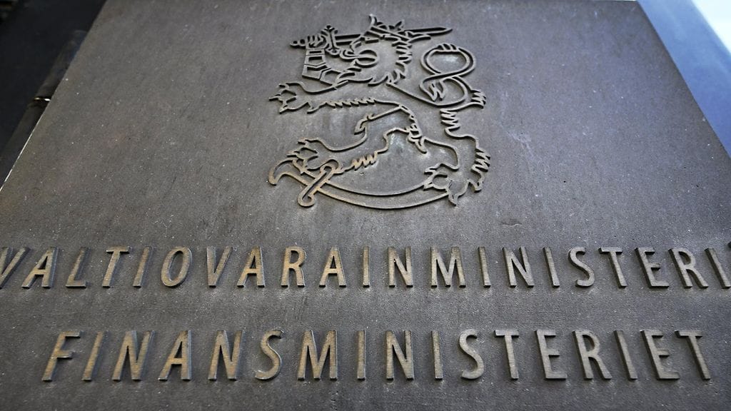 Valtiovarainministeriön kyltti ministeriön seinässä.