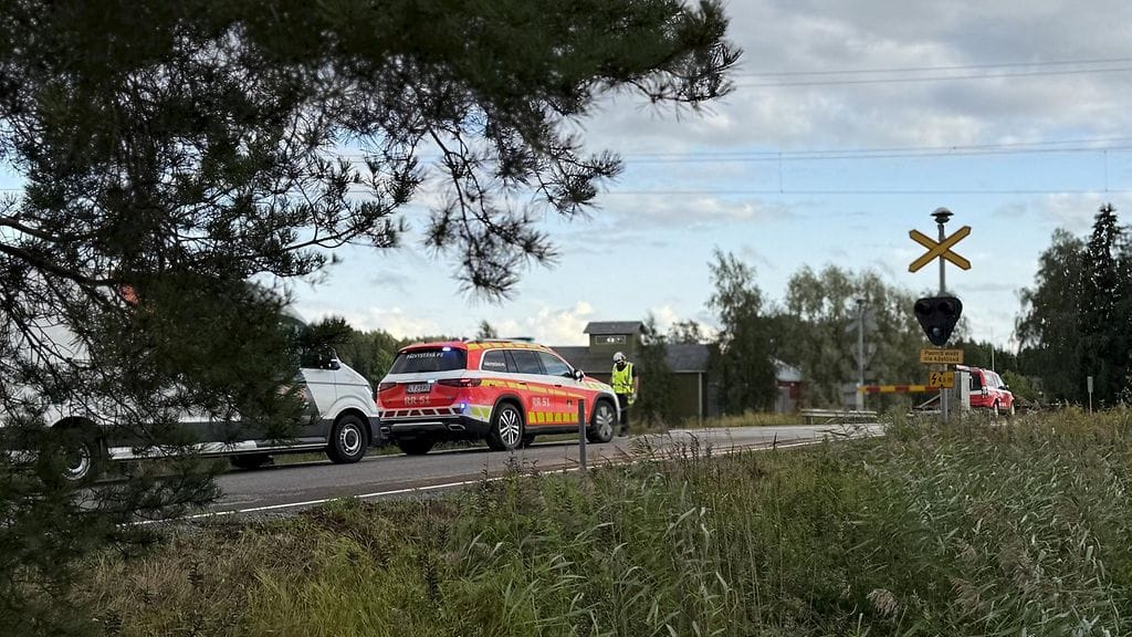 Pelastushenkilöstöä tasoristeyksessä.