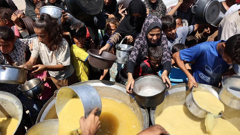 LK palestiinalaiset hakevat ruokaa Gazassa