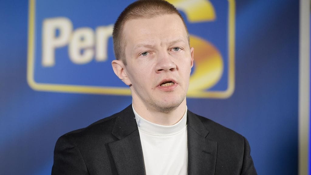 Turkkila on työskennellyt pitkään muun muassa perussuomalaisten pää-äänenkannattajan Suomen Uutisten päätoimittajana.