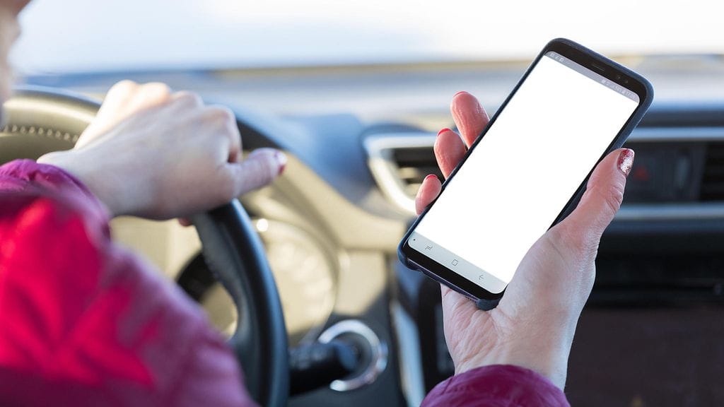 Kännykän käyttäminen kesken ajon vie huomiota liikenteeltä.