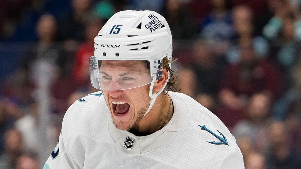 Seattle Krakenin hyökkääjä John Hayden kahlasi karhua karkuun Alaskassa.