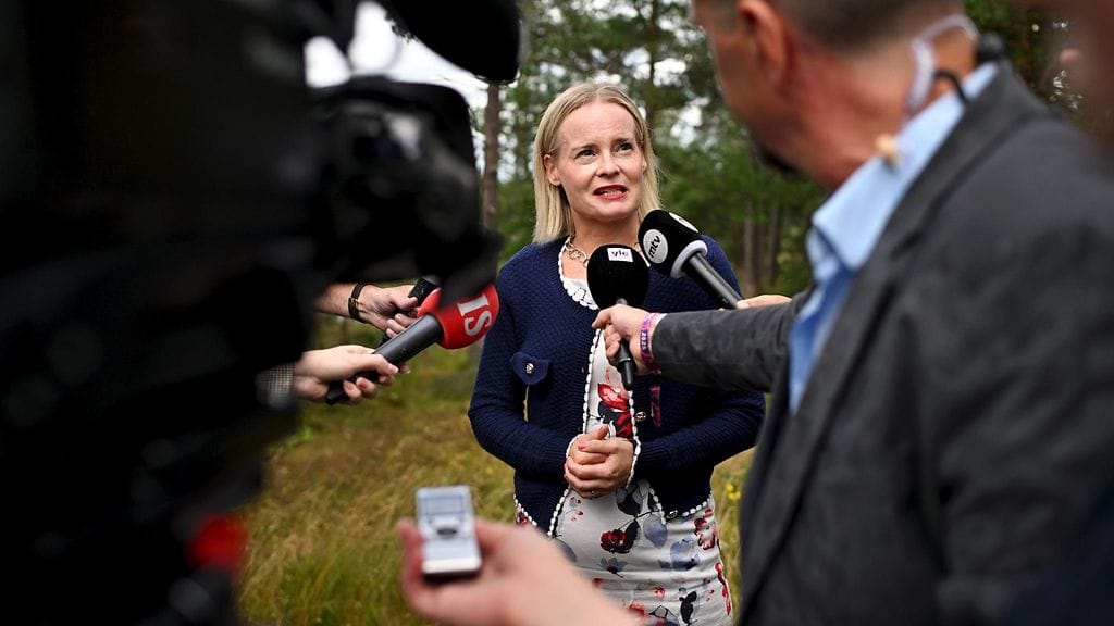 Valtiovarainministeri Riikka Purra kommentoi medialle valtiovarainministeriön sisäisten budjettineuvotteluiden tiedotustilaisuudessa Moisniemeen Espooseen 6. elokuuta 2025.