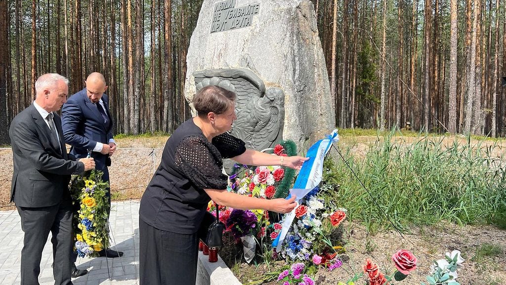 Muistotilaisuuteen osallistunut Suomen Moskovan-suurlähettiläs Marja Liivala (oik.) sanoo, ettei kiinnittänyt huomiota huutelijoihin.