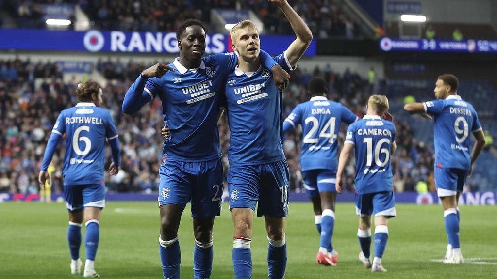 Oliver Antman (kuvassa kolmas vasemmalta) pääsi tuulettamaan heti Rangers-debyytissään.