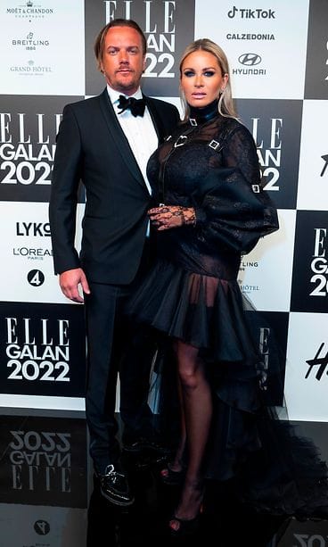 Philipsson ja Gynning poseeraavat gaalassa tummiin pukeutuneina.