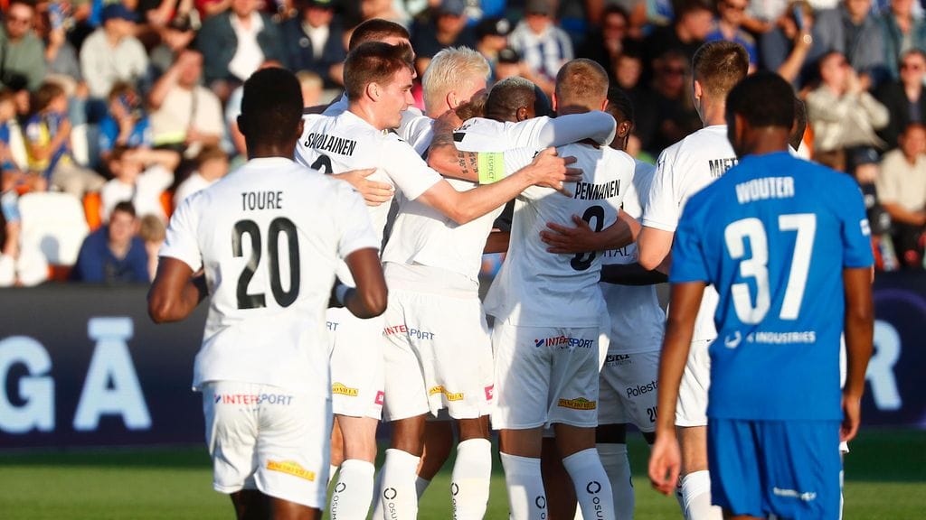 KuPS (valkopaidat) kaatoi Eurooppa-liigan kolmannen karsintakierroksen avausosassa RFS:n (sinipaidat).