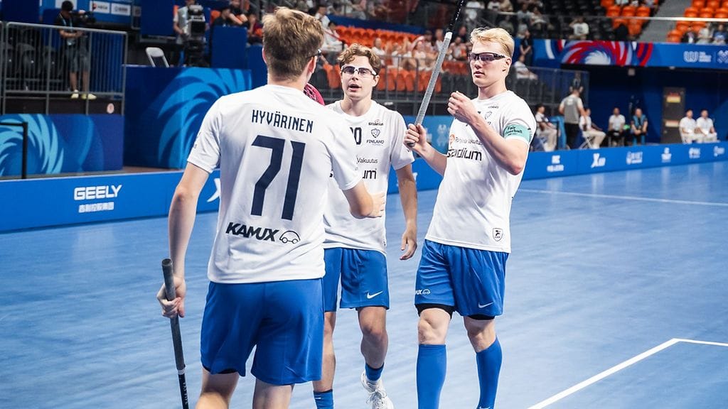 Suomen pelaajat juhlivat.