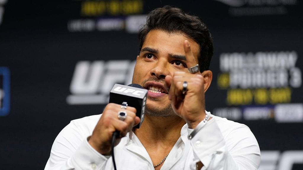 Paulo Costa on näreissään.