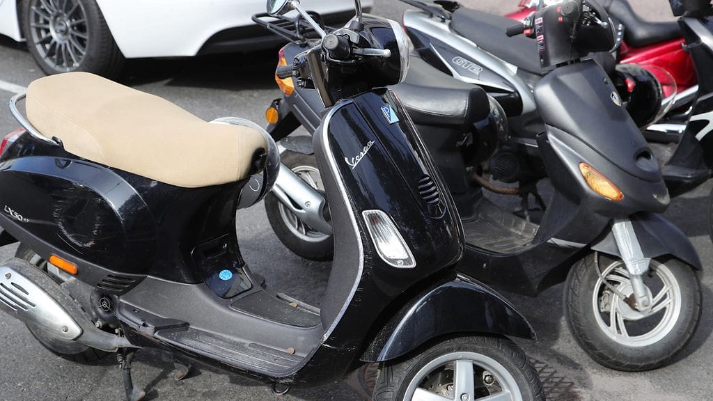 Skootterit ovat nykyään suosittuja kulkuneuvoja.