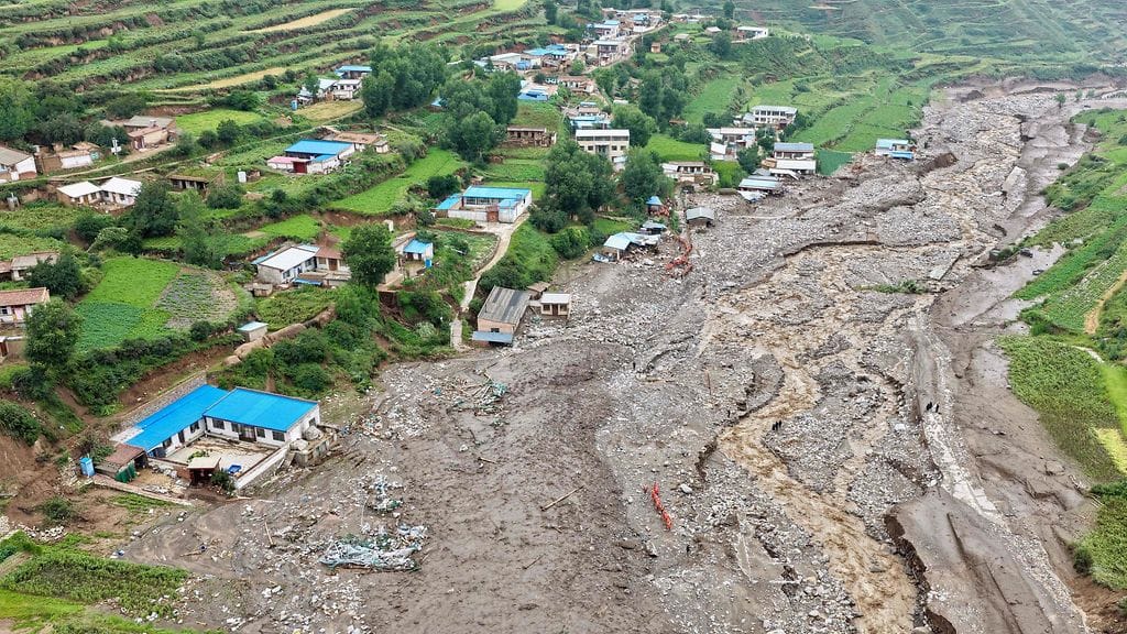 Pelastustyöntekijät etsivät eloonjääneitä Kiinan luoteisosassa Gansun maakunnassa tapahtuneen tulvan jälkeen.
