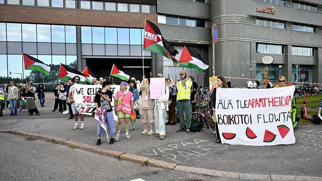 Ihmiset osoittavat mieltään Palestiinan puolesta Flow-festivaalialueen lähettyvillä Helsingissä.