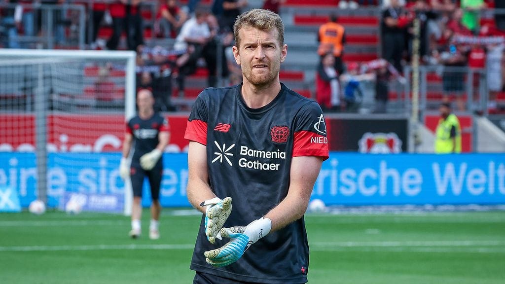 Lukas Hradecky, 35, debytoi AS Monacon maalilla jo heti perjantaina.