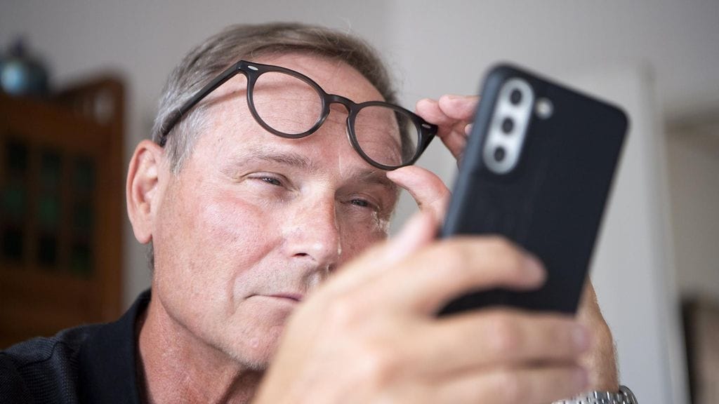 Mitä lähemmäs silmiä kohde tuodaan, sitä enemmän silmien täytyy työskennellä.