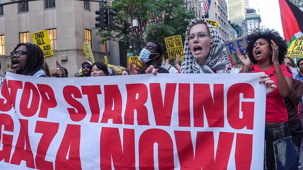 Mielenosoitus 8.elokuuta 2025 New Yorkissa. Mielenosoittajat muun muassa vaativat nälänhädän lakkauttamista.