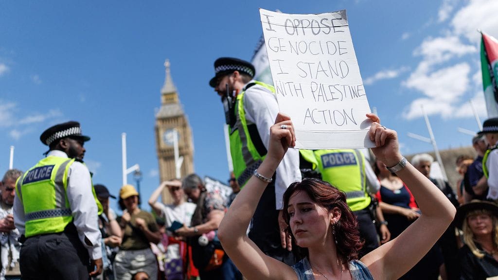 Palestine Action -ryhmän kieltoa terrorismilain nojalla on arvosteltu ylireagoinniksi ja sananvapauden rajoittamiseksi.