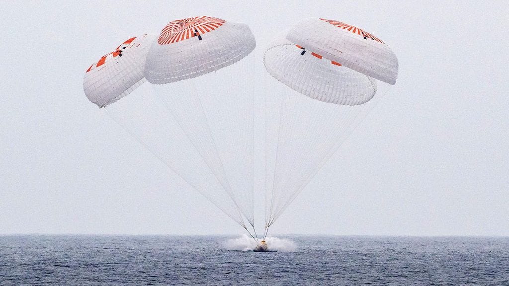 Avaruusyhtiö SpaceX:n Dragon-avaruuskapselin laskuvauhtia hillittiin valtavilla laskuvarjoilla.