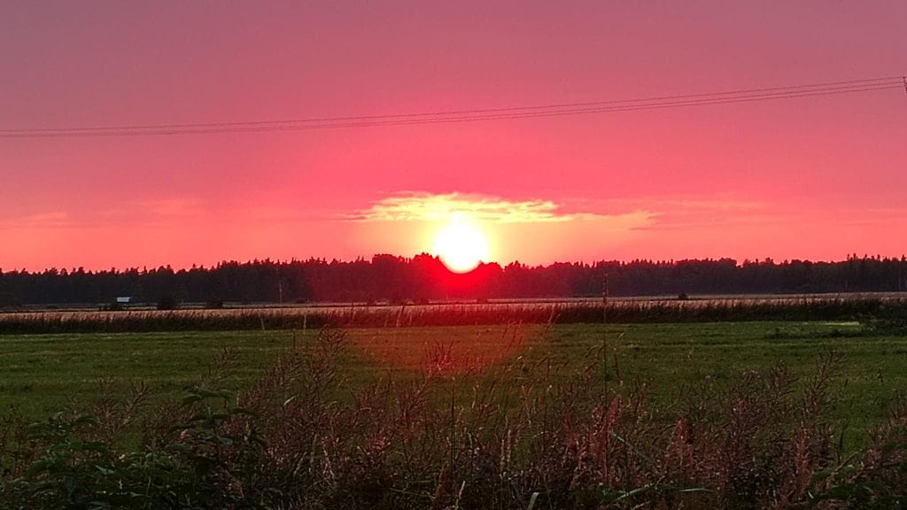 Suomessa nähtiin paikoin tavallista punaisempi auringonlasku. Lukijan kuva.