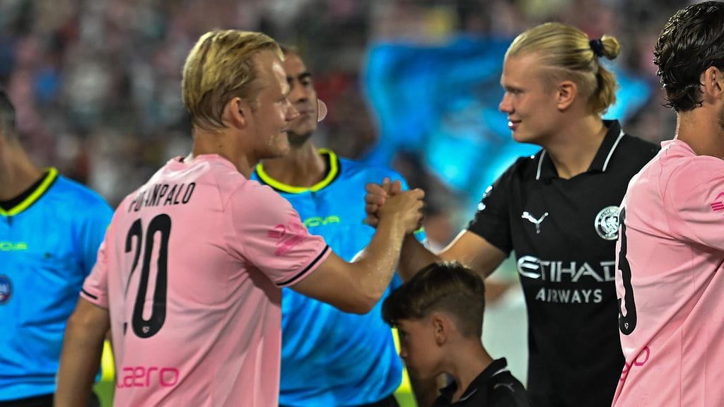 Palermon Joel Pohjanpalo (vas.) ja Manchester Cityn Erling Haaland löivät kättä.