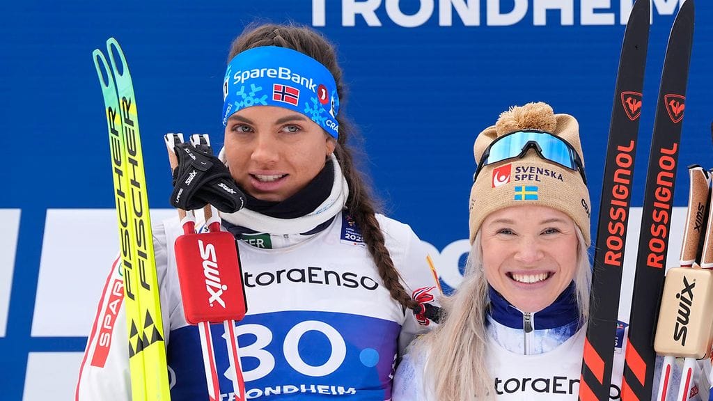 Jonna Sundling (oik.) hymyili sprintin maailmanmestarina Trondheimissa. Kristine Stavås Skistad jäi hopealle.