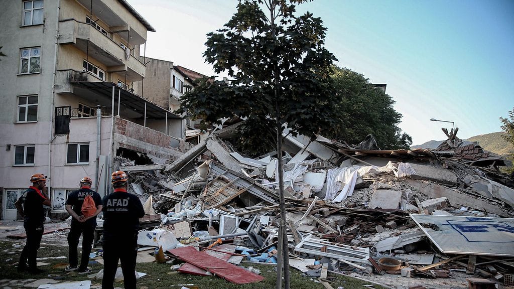 Ainakin yksi ihminen on kuollut ja kymmeniä ihmisiä on loukkaantunut maanjäristyksessä Turkissa.