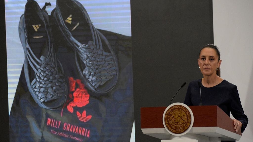 Meksikon presidentti Claudia Sheinbaum on virallisesti kritisoinut Adidaksen sandaaleja. Taustalla kohun aiheuttaneet kengät.