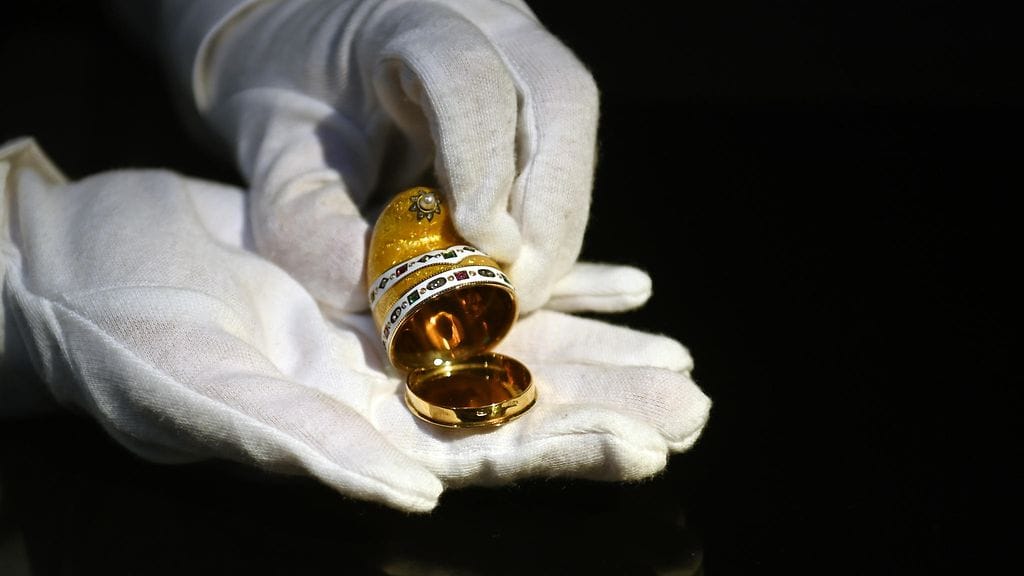 Kuvassa Karl Fabergén kultamuna Lontoossa Britanniassa 25. marraskuuta 2021.