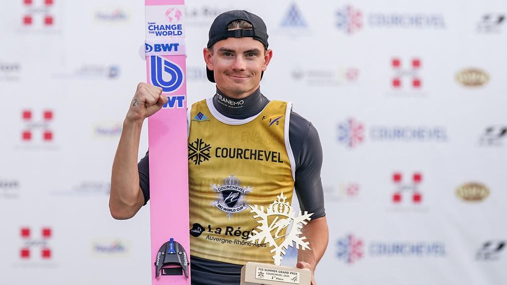 Marius Lindvik juhli lauantaina voittoa mäkihypyn kesä-GP:ssä Ranskan Courchevelissa.