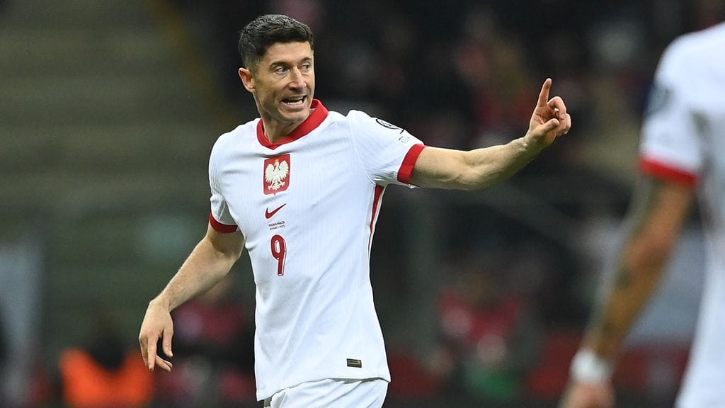 Robert Lewandowski on valmis palaamaan Puolan maajoukkueeseen, kertoo päävalmentaja Jan Urban.