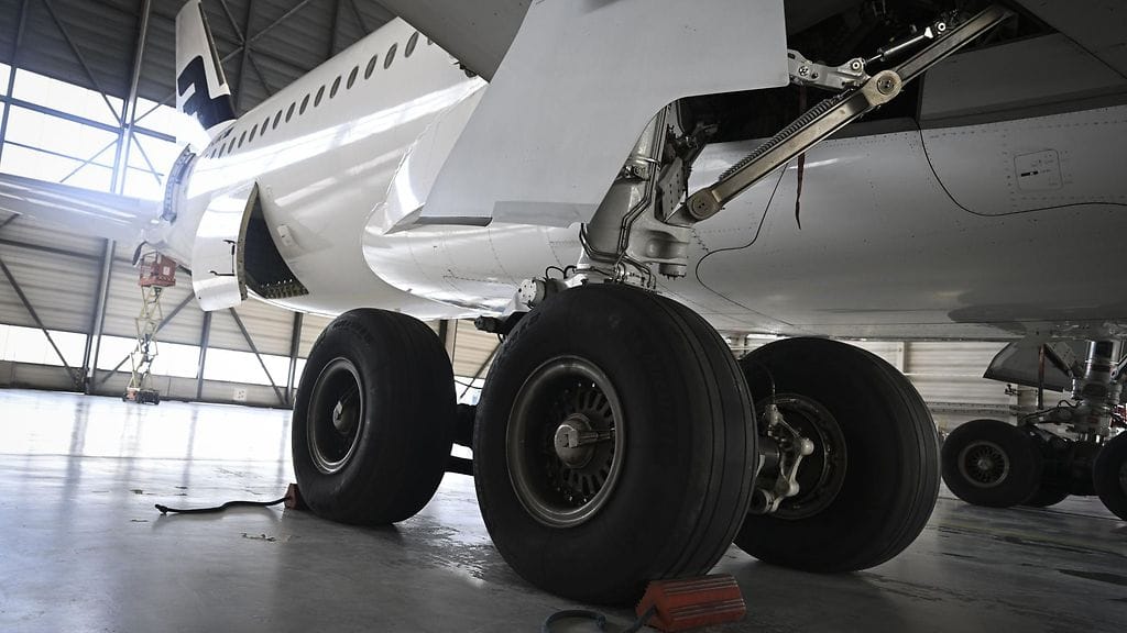 Finnairin Airbus A350 -lentokoneen siipi osui viikko sitten huoltohallin oveen, kun konetta oltiin siirtämässä halliin. Vaurion arviointia on tehty yhdessä konevalmistajan kanssa.