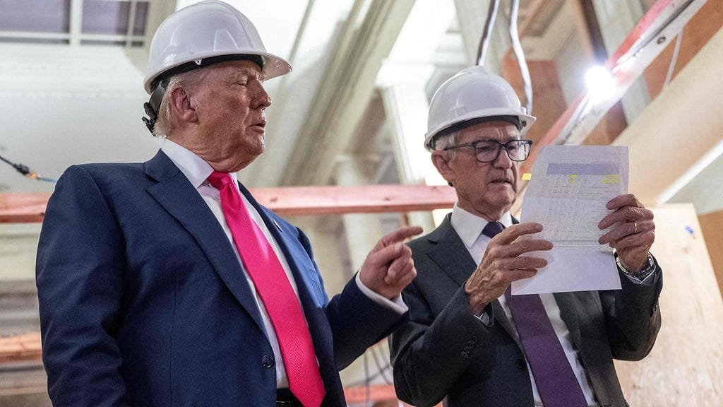 Keskuspankki Fedin pääjohtaja Jerome Powell (oik.) on ollut usein presidentti Donald Trumpin moitteiden kohteena.