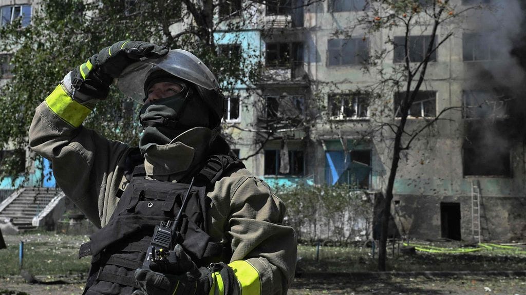 Ukrainalainen palomies tarkkaili taivasta vihollisen dronejen varalta Bilozersken kaupungissa Donetskin alueella sunnuntaina.