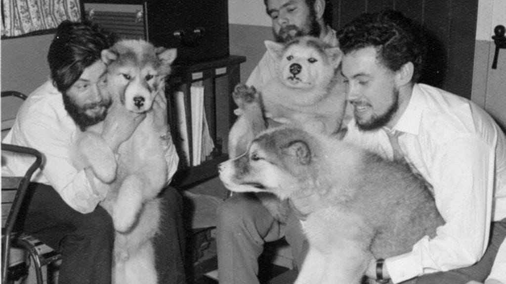 Dennis Bell (vas.) kuvattuna yhdessä kollegoidensa kanssa vuonna 1959.