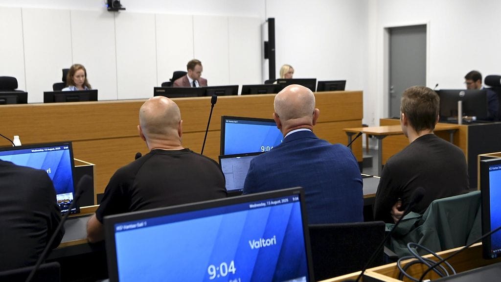 Kahdelle poliisille luettiin syyte nuoren miehen hylkäämisestä tien varteen. Kuva käräjäkäsittelystä.