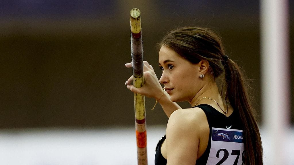 Polina Knoroz antaa täyslaidallisen kansainvälisen yleisurheiluliiton WA:n puheenjohtajalle Sebastian Coelle.