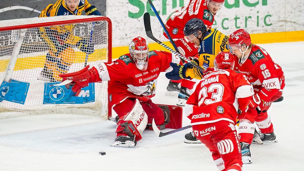 Punapaitainen Sport eteni puolivälieriin viime keväänä.