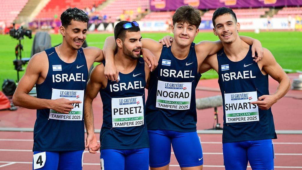 Ido Peretz (toinen vasemmalta) näytti tekevän juoksijoiden esittelyssä kurkunleikkausliikkeen kameralle.