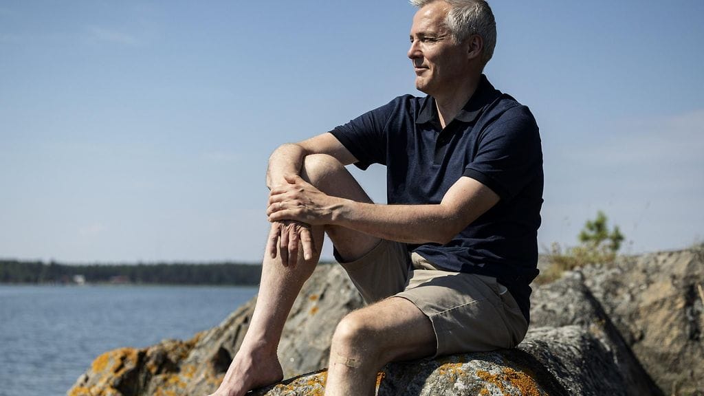 Opetusministeri, RKP:n puheenjohtaja Anders Adlercreutz kesämökillään Kemiönsaaressa 23. heinäkuuta 2025.