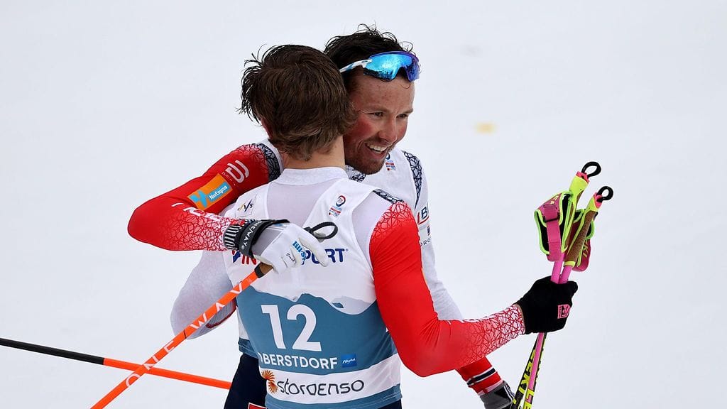 Emil Iversen (takana) ja Johannes Hösflot Kläbo olivat poseeraamassa paidatta.