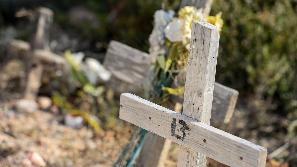 Kuvituskuvaa siirtolaisille perustetuista haudoisya Lampedusassa.