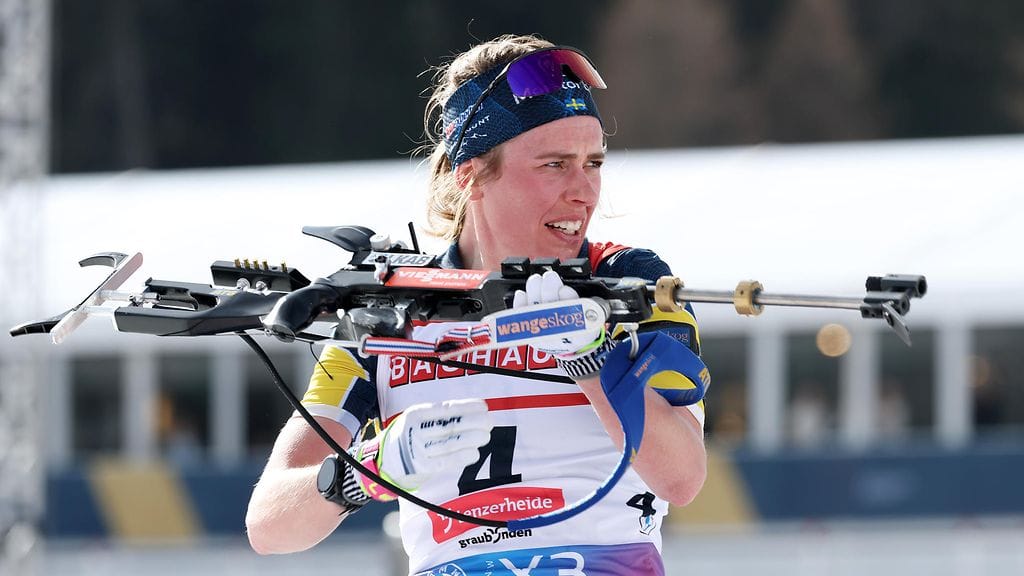 Elvira Öberg kilpaili jääkiekkoilijoita vastaan.