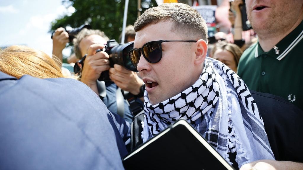 Kneecap-yhtyeen Mo Chara, eli Liam Og O hAnnaidh Lontoon Westminsterissä 18. kesäkuuta.