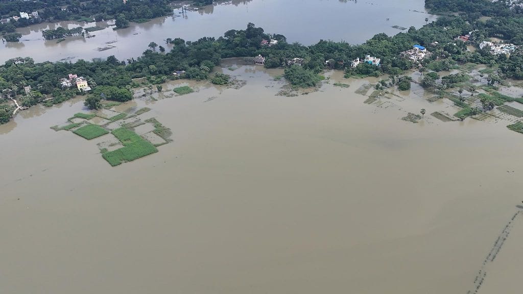 Tulvan koettelema seutu sijaitsee noin 200 kilometrin päässä alueen merkittävimmästä kaupungista Srinagarista.