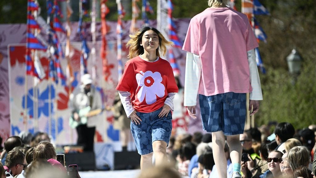 Malleja catwalkilla Marimekko-päivän muotinäytöksessä Esplanadin puistossa Helsingissä 16. toukokuuta.